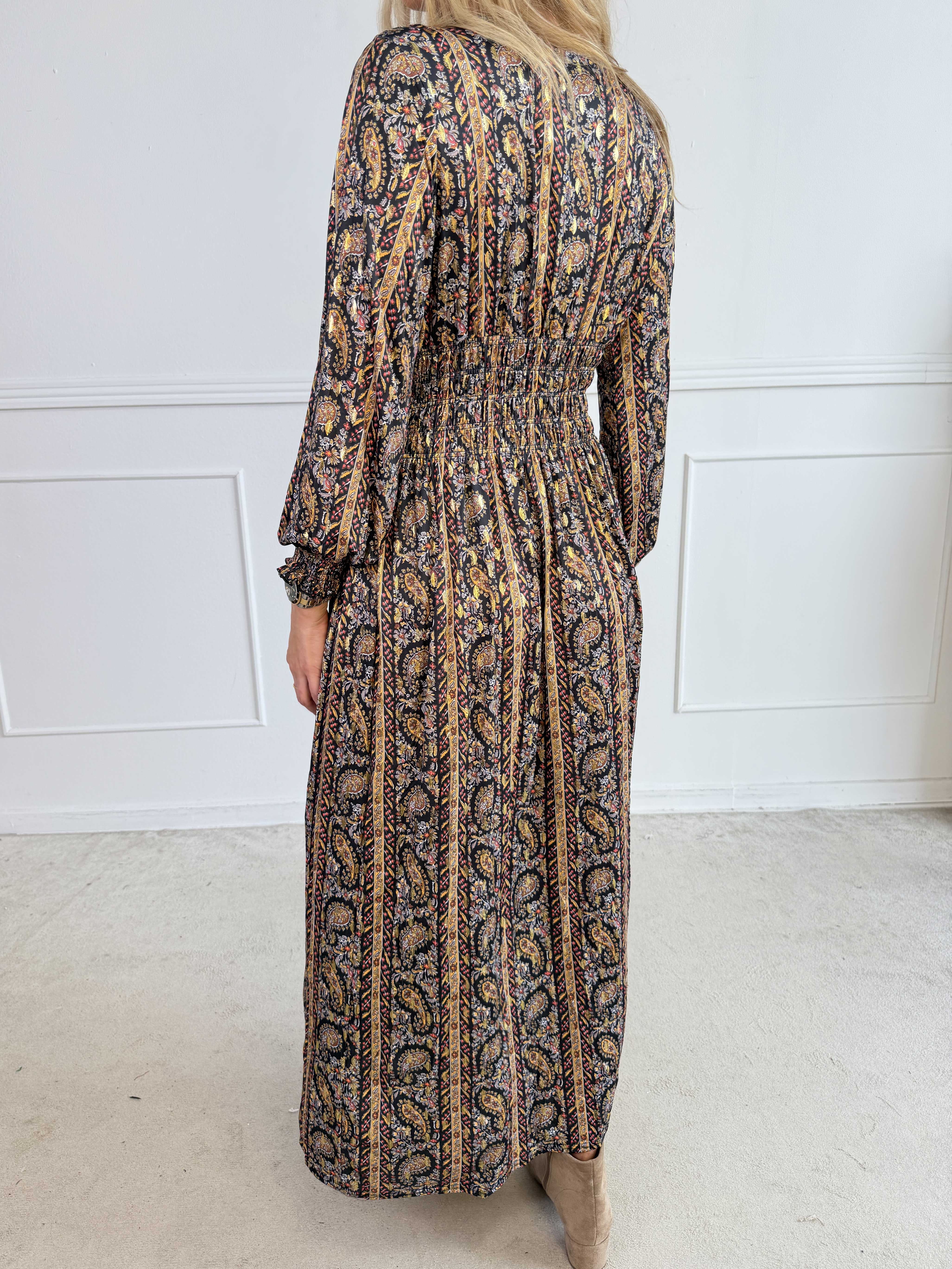 Pams Tapestry L/S - Smuk kjole med farverigt paisleyprint og elegante gulddetaljer
